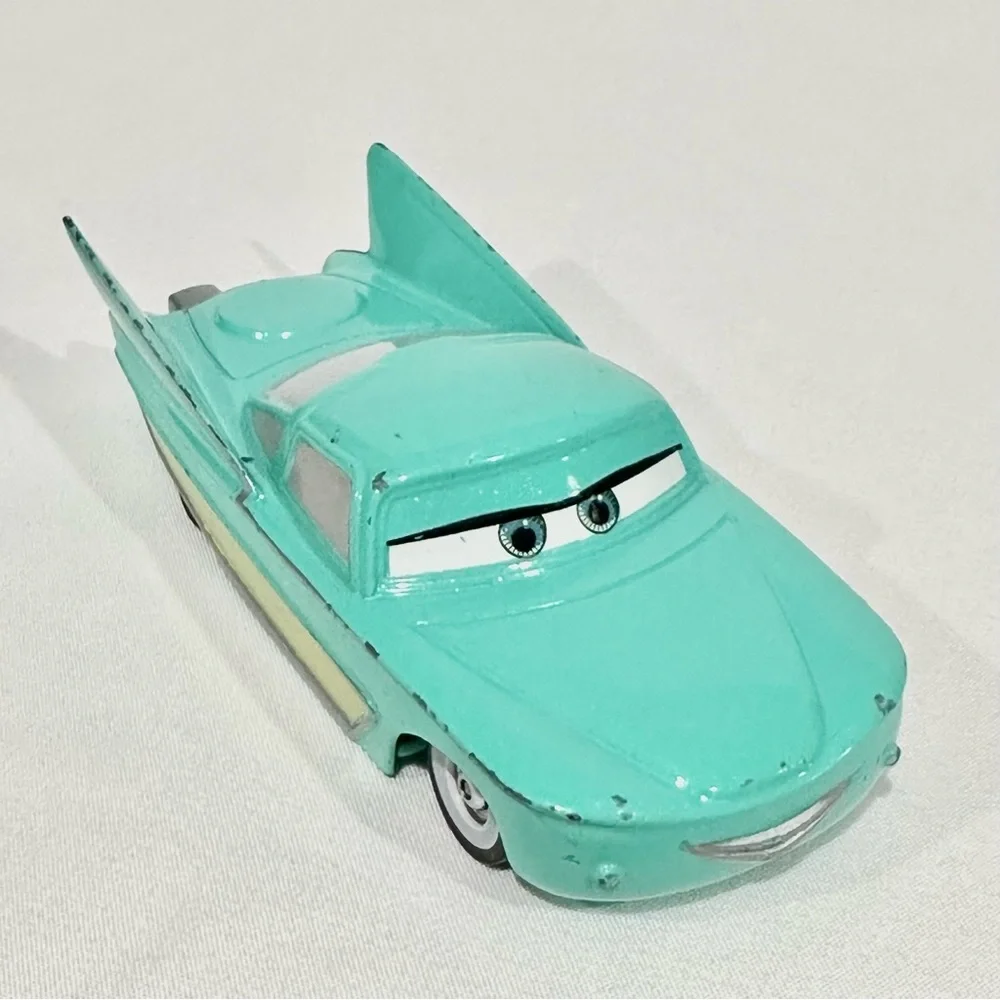 Disney Store Cars 1:43 Deluxe Die-cast Flo & Ramone